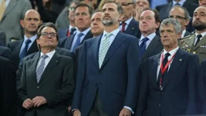 Fotografia de su majestad el rey en un partido de futbol