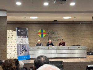 Jaime Rocha acompañado de José Manuel Otero y Javier Chicote en el Aula Política del CEU
