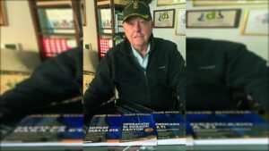 Jaime Rocha en su despacho con los libros ya publicados