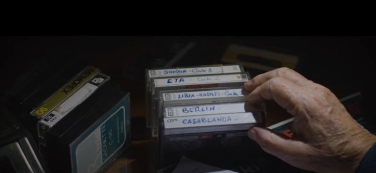 Escena del documental de Jaime Rocha con las cintas de grabación
