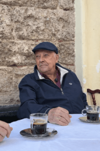 Jaime Rocha en un ambiente relajado con dos cafés sobre una mesa redonda