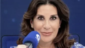 La periodista Pilar García Muñiz hablando frente a un micrófono con la esponja azul distintiva de la Cadena COPE en el estudio de radio.