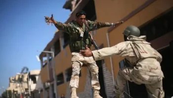 Soldados anti-Gadafi tras conocer su captura
